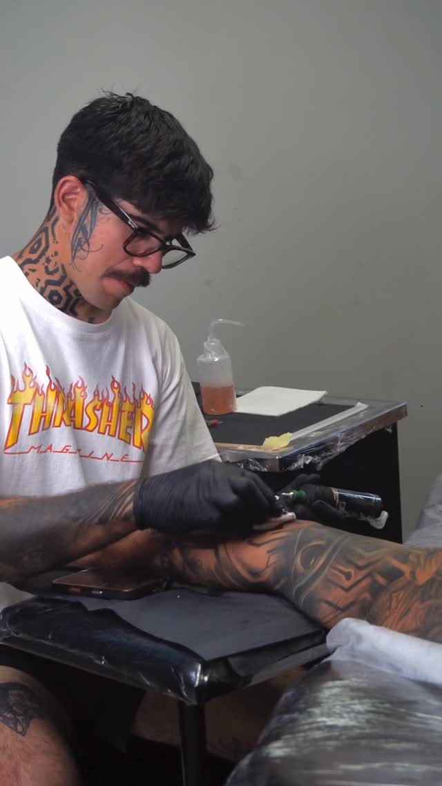 Juan Cornejo tatuando en su estudio