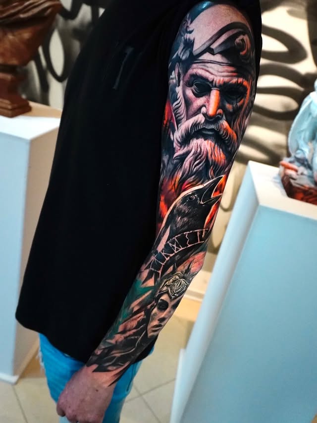 Brazo completo — guerrero nórdico y cuervo